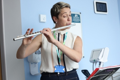 Woman playing flute on hospital ward ©Rob Battersby